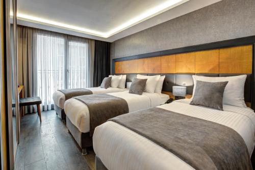 Deluxe Triple Room image 2