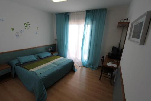 Double or Twin Room with Balcony and Sea View image 10