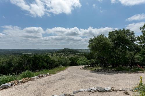 Lookout Hill Cottage - Beautiful Views for Miles - main image
