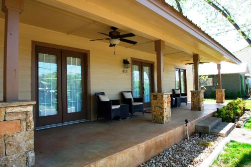 Tuscan Retreat - Hot Tub - Fireplace- Walk to Main - image 6