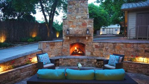 Tuscan Retreat - Hot Tub - Fireplace- Walk to Main - main image