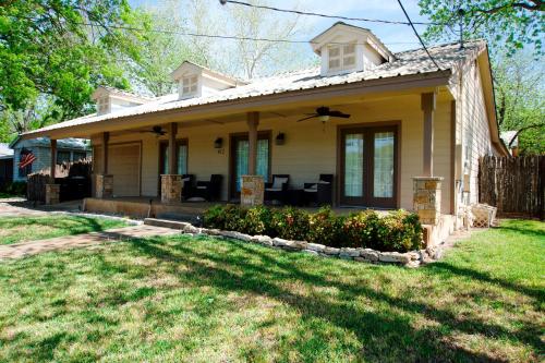 Tuscan Retreat - Hot Tub - Fireplace- Walk to Main - image 2