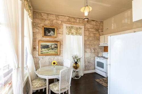 Balcony Suite - On Main St - Pet-friendly - image 7