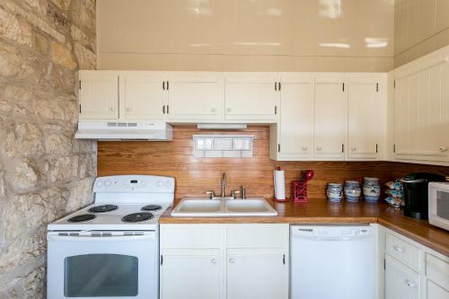 Balcony Suite - On Main St - Pet-friendly - image 10