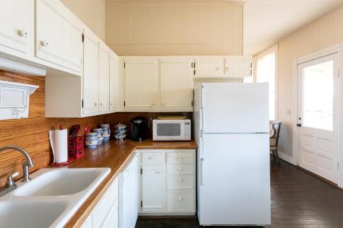 Balcony Suite - On Main St - Pet-friendly - image 12