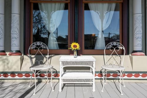 Balcony Suite - On Main St - Pet-friendly - image 3