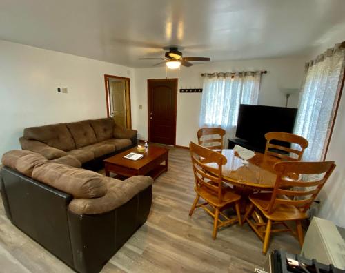 Alaska Eagle's Nest Cabin 4 - image 5