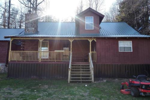 Hoot Nanny's Rustic Cabin on Mossy Creek - Demorest, GA