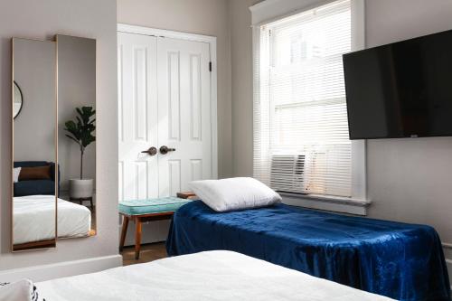 LUX APTS in Historic BLDG - image 12