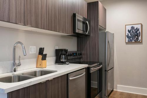 LUX APTS in Historic BLDG - image 3