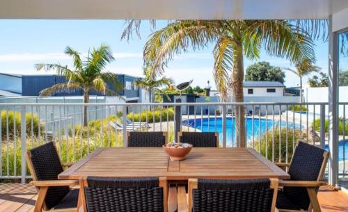 Apartment with Pool View 