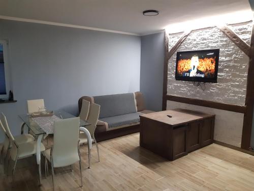 2 bedrooms, 6 beds