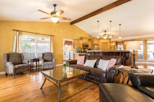 Tuscan Retreat - Hot Tub - Fireplace- Walk to Main - image 5