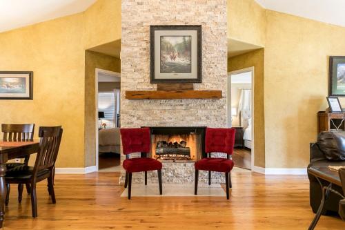 Tuscan Retreat - Hot Tub - Fireplace- Walk to Main - image 11
