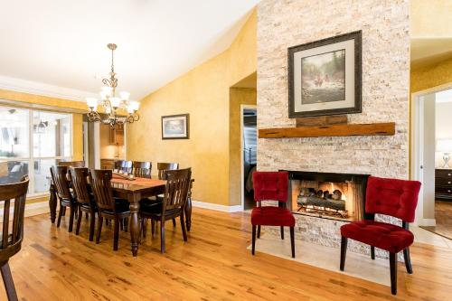 Tuscan Retreat - Hot Tub - Fireplace- Walk to Main - image 8