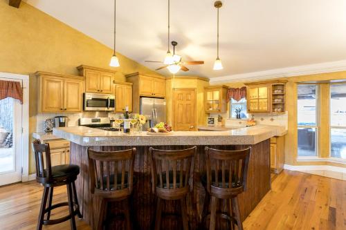 Tuscan Retreat - Hot Tub - Fireplace- Walk to Main - image 12