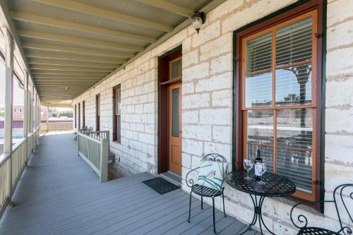 RS Hanna Gallery Suites - On Main St - Pet-friendly - main image