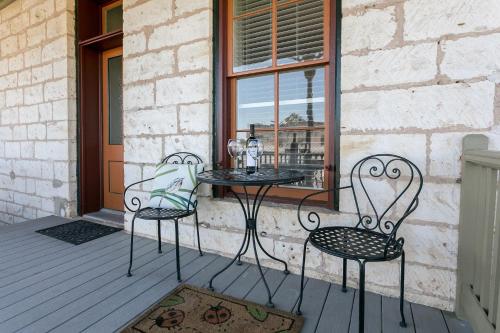 RS Hanna Gallery Suites - On Main St - Pet-friendly - image 5