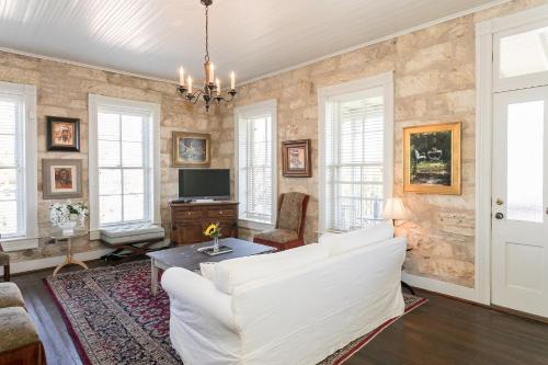 RS Hanna Gallery Suites - On Main St - Pet-friendly - image 9