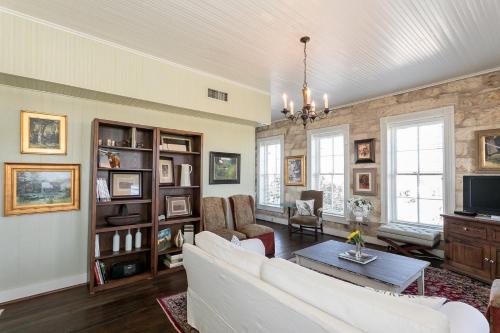 RS Hanna Gallery Suites - On Main St - Pet-friendly - image 8