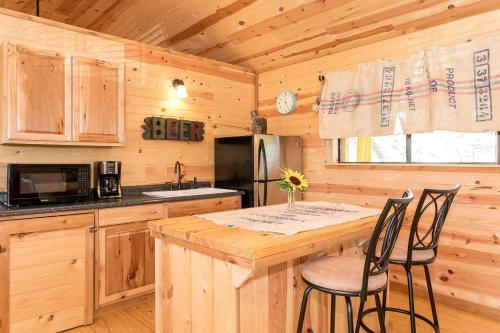 Live Oak Creek Cabins Mollie's Cabin - image 12