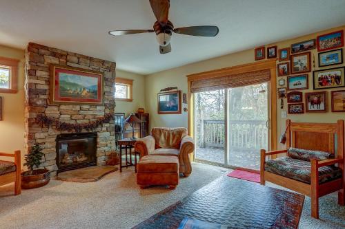 Wanderlust with Rustic Stone Fireplace - Hood River