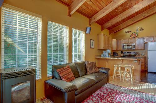Pet Friendly Waveseeker Private Yard - image 8