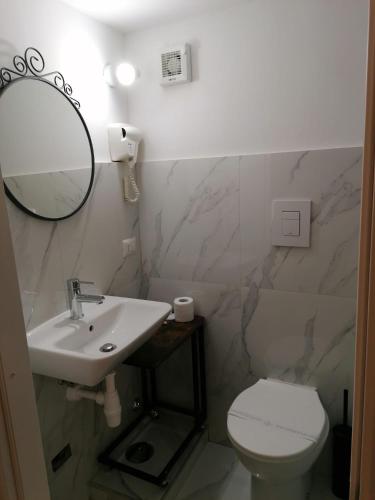 Residence Appartamenti Santa Teresa a Chiaia - image 13