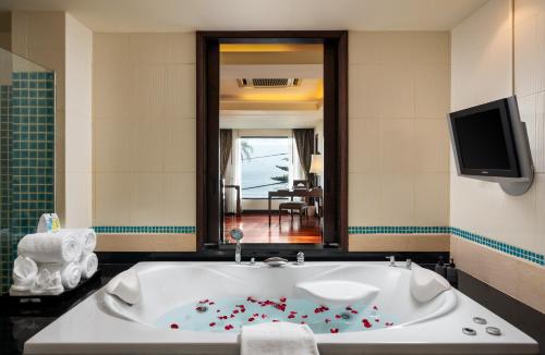 room detail thumbnail 2