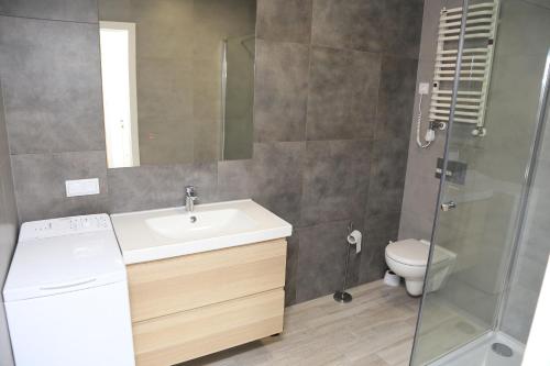 One-Bedroom Apartment image 6