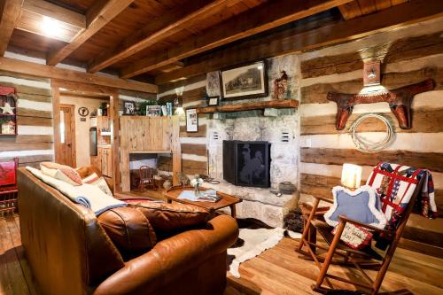 Happy Trails Cabin - image 7