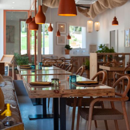 레스토랑, Hostal Sa Teula in 칼레야 데 파라프루헬