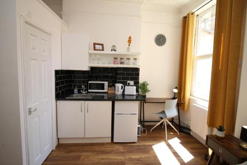 Picture of Big Value Bedsit - Fast Wifi & Free Local Parking By Property Promise