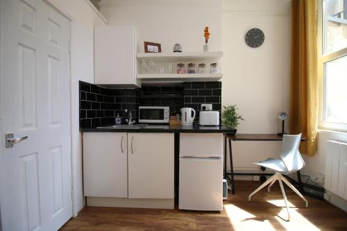 Picture of Big Value Bedsit - Fast Wifi & Free Local Parking By Property Promise