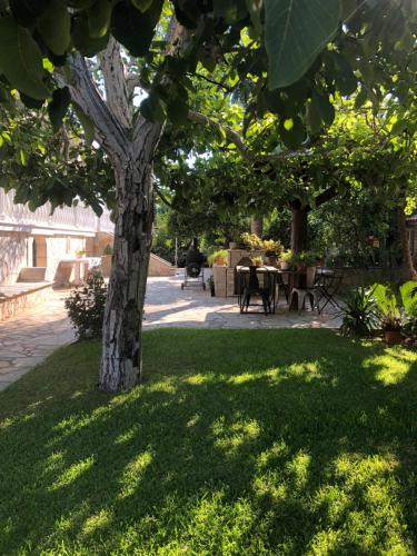 Charming 2-Bed House in Kallithea