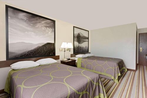 Super 8 by Wyndham Waynesboro - image 12