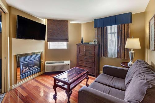 One-Bedroom King Suite - Non-Smoking