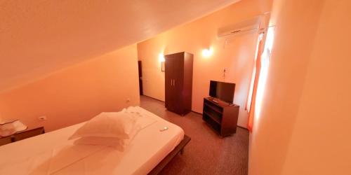 Economy Double Room image 6