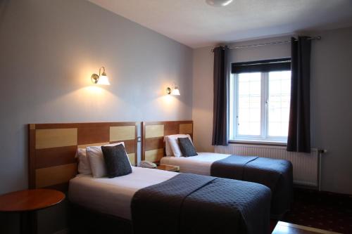 Standard Twin Room image 6