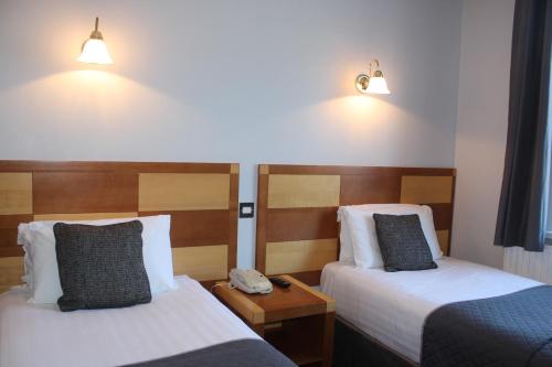 Standard Twin Room image 5