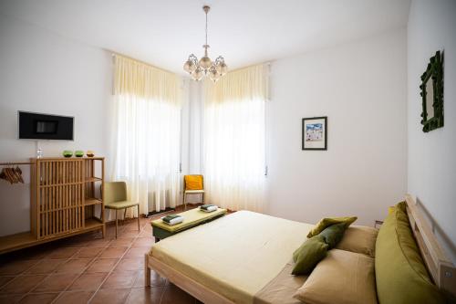 1 king bed, 1 twin bed