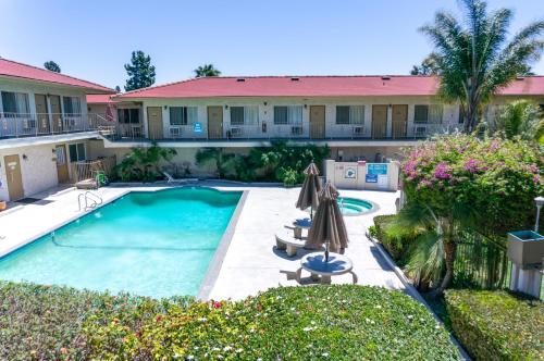Swimming pool, California Suites Hotel in Clairemont Mesa East