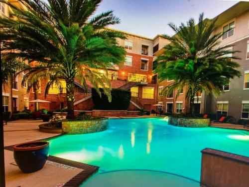 !MINS AWAY FROM THE STADIUM•RESTAURANTS•AND MORE!