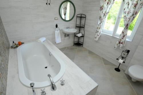 Vannas istaba, Villa Parta near Trilj, private pool in Tijarica