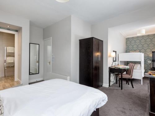 Kirkstyle Hotel Room Type - One Bedroom Family Suite with Shower - Street View