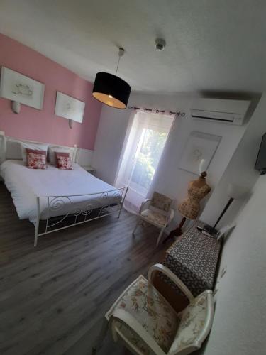 Chambre avec 2 lits, salle de bain privée