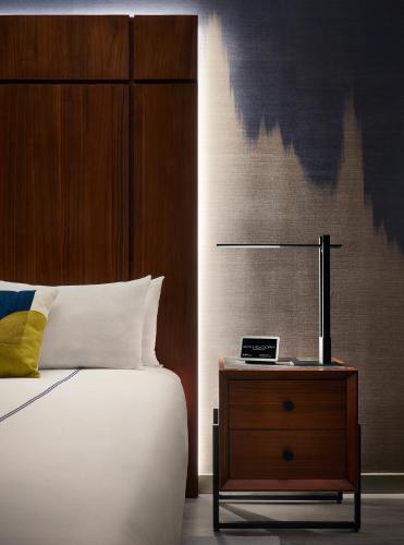 Grand Deluxe King Room image 3
