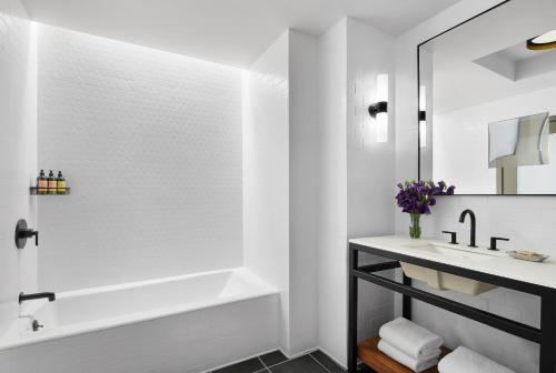 Manhattan One-Bedroom King Suite image 7
