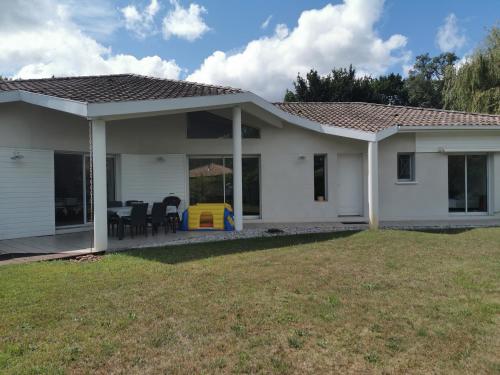 Magnifique maison avec piscine 4 chambres et tout le confort située dans un quartier calme gîte à louer Pontenx-les-Forges