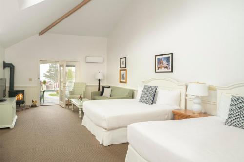 Woodlandview Lodge Room with Two Queen Beds